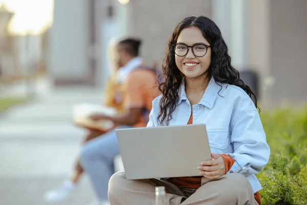 Foto colorida de mulher com notebook - Metrópoles