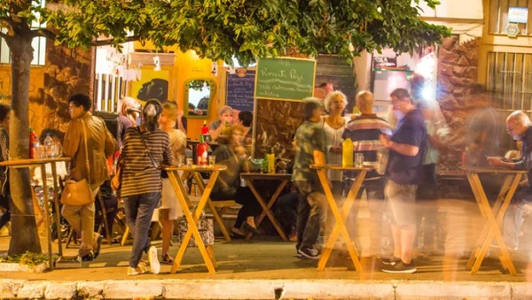 foto colorida de movimentação de paulistas em bar da Vila Madalena, zona oeste de SP - Metrópoles