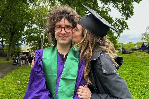 Foto colorida de Luciana Gimenez com o filho - Metrópoles