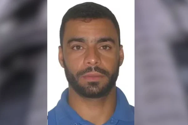 Imagem colorida do rosto de Diego Macedo Gonçalves do Carmo, conhecido como "Brahma", apontado como integrante do PCC; ele é um homem branco, cabelos curtos, barba escura vestindo uma camisa polo azul - Metrópoles