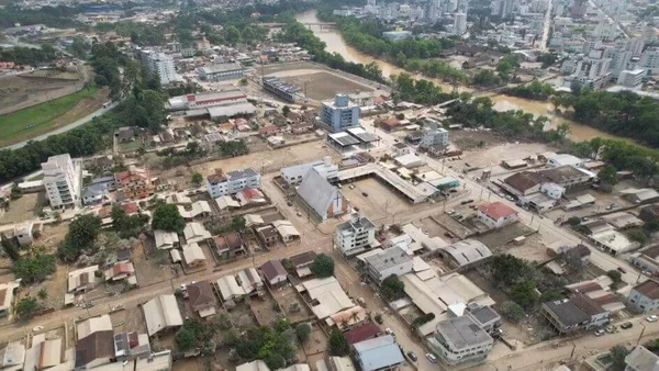 Chuva em SC deixa regiões em “alerta vermelho” para risco de alagamentos e deslizamentos