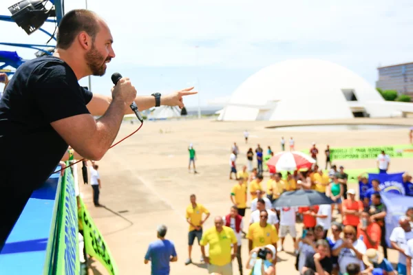 Eduardo sobre AI-5: “Qualquer pessoa com dois neurônios entendeu”