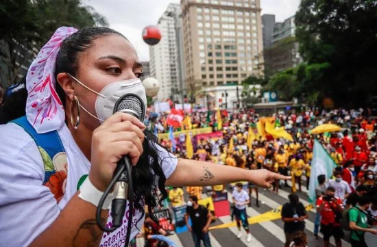 A presidente da Ubes, Rozana Barroso, em discurso durante ato na Avenida Paulista A presidente da Ubes, Rozana Barroso, em discurso durante ato na Avenida Paulista