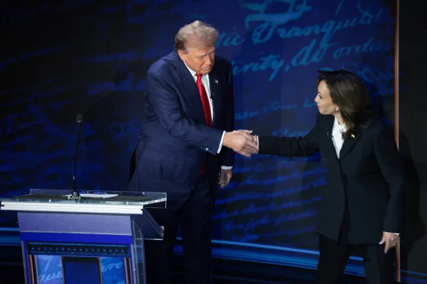 Trump cumprimenta Kamala Harris após debate