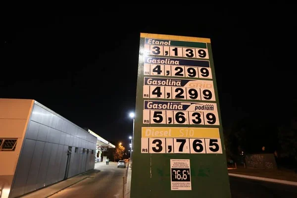 Petrobras anuncia queda de 2% nos preços da gasolina e do diesel