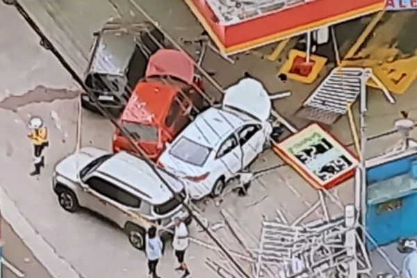 Corpo de Bombeiros acionou 3 viaturas para acidente com 5 veículos na região do Jardim São Luís. Vítima foi levada ao PS Campo Limpo - Metrópoles