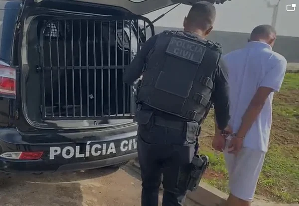 Vídeo: dupla invade casa, rende moradores e rouba eletrônicos no DF
