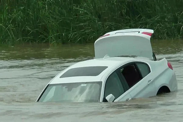 Jovem mimado joga BMW nova no rio porque o pai não deu um Jaguar