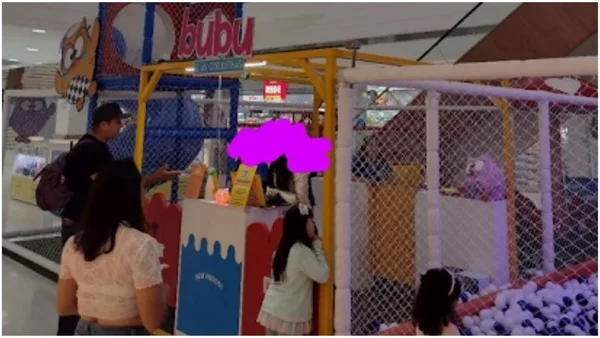 foto colorida de parque infantil em shopping