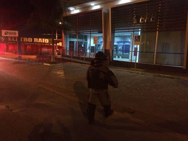 Bandidos explodem caixa eletrônico do BRB em agência de Vicente Pires