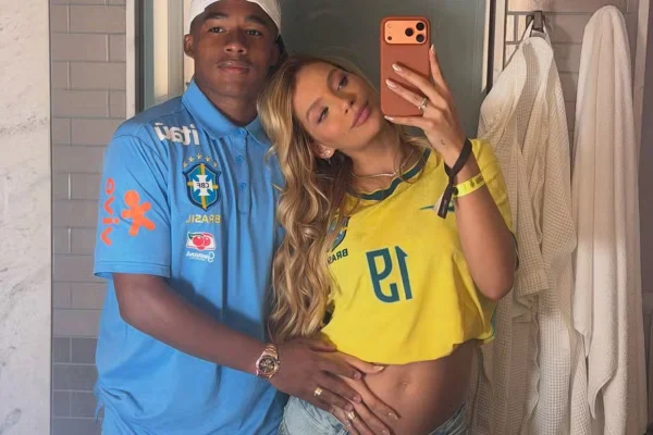 Endrick e a esposa, Gabriely Miranda, que está grávida do 1º filho do jogador