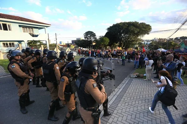 Um mês depois da prisão de Lula, vigília diminui e tensão aumenta