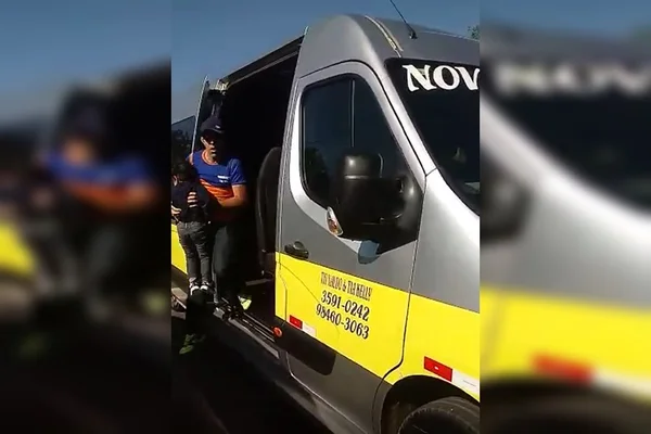 Vídeo. Motorista do DF deixa criança trancada em van escolar sob o Sol