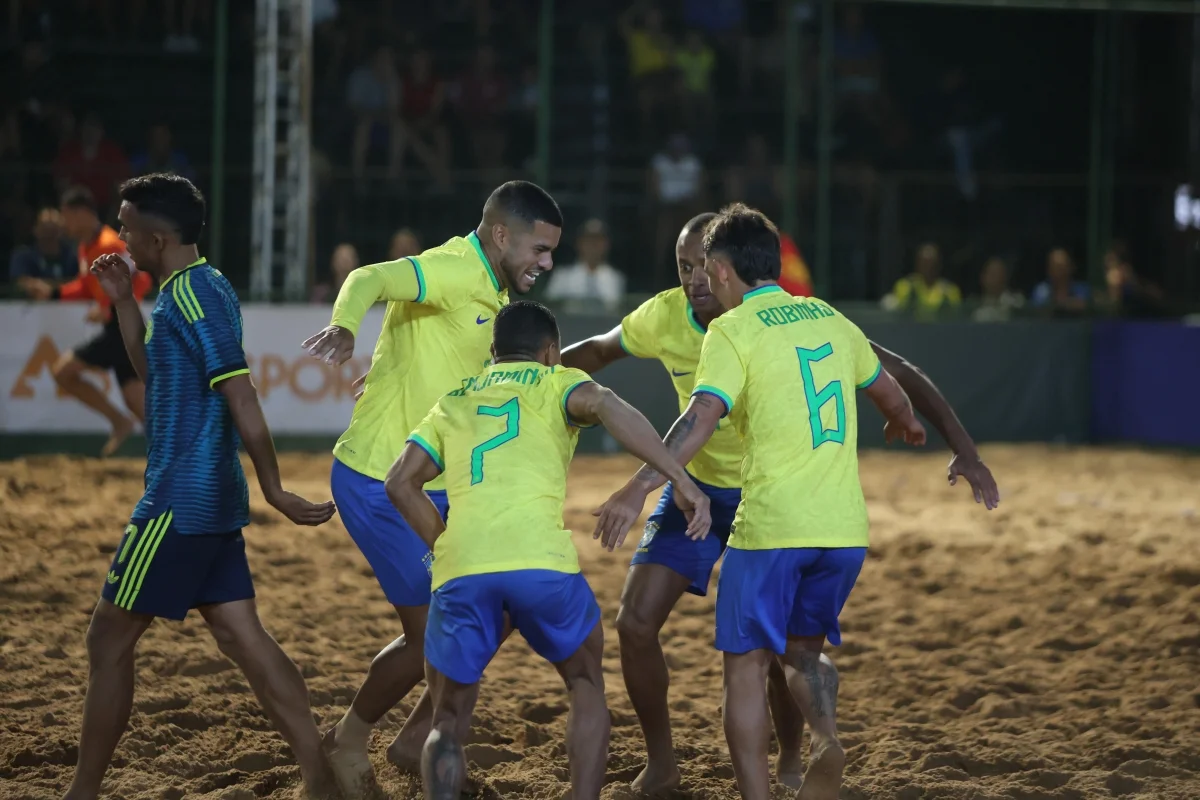 Jogadores do Brasil comemoram vitória no Beach Soccer Jogadores do Brasil comemoram vitória no Beach Soccer