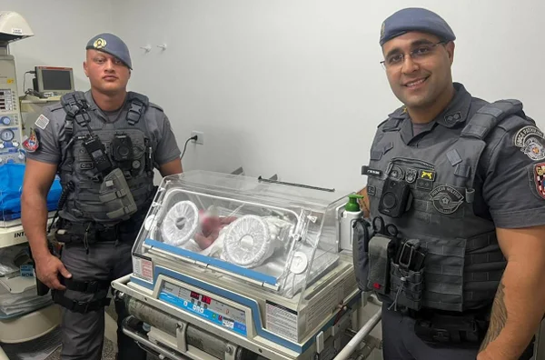 Policial militar atendeu chamado de moradora de rua que estava em trabalho de parto em uma praça na zona norte de SP. Bebê nasceu saudável - Metrópoles