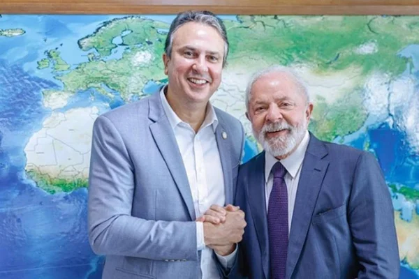 Foto colorida do ministro da Educação, Camilo Santana, ao lado do presidente Lula - Metrópoles