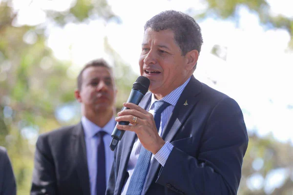 Foto colorida de fundo desfocado de homem de terno