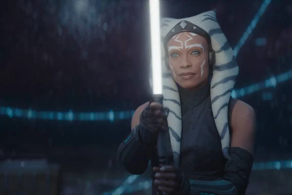 Foto colorida de Rosario Dawson como Ahsoka Tano - Metrópoles