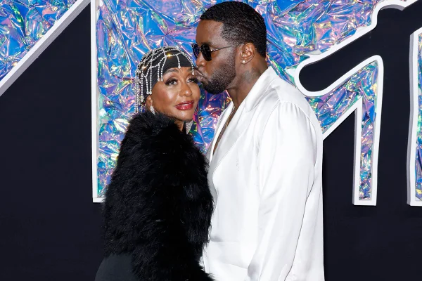 Foto colorida de Sean Diddy Combs e sua mãe, Janice - Metrópoles