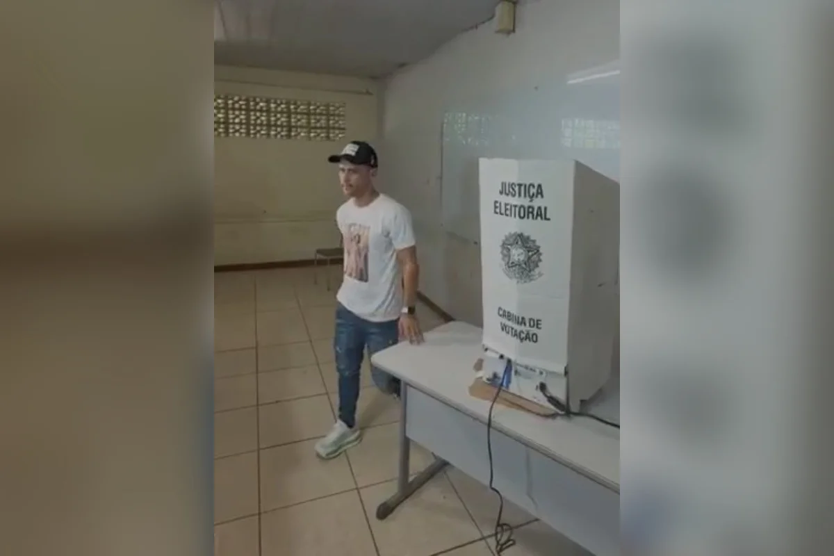 Favorito nas pesquisas ao governo de MG, Cleitinho vota em Divinópolis (MG)