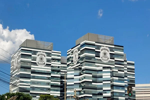 Imagem colorida da sede da Polícia Federal