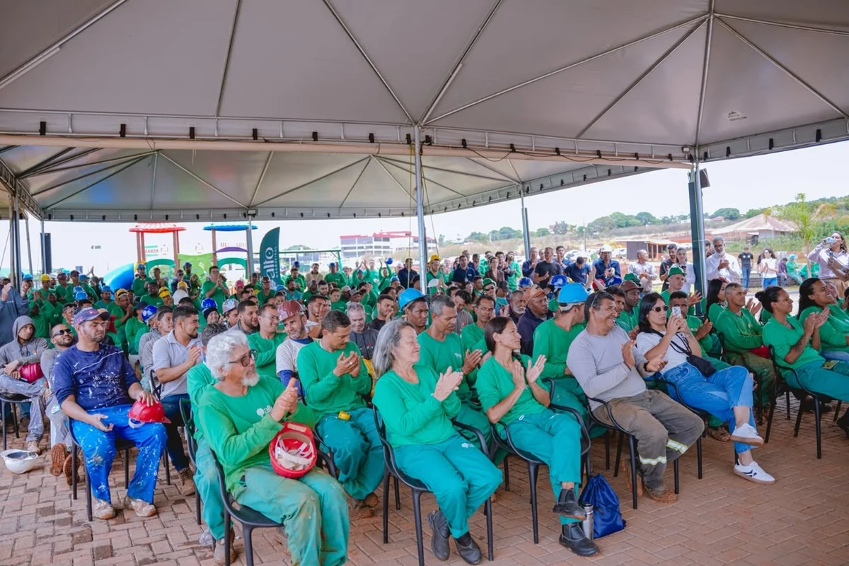 A governadora do DF, Celina Leão, se reuniu com funcionários da área de construção no Alto Mangueiral A governadora do DF, Celina Leão, se reuniu com funcionários da área de construção no Alto Mangueiral