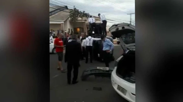Convidados de casamento sofrem acidente e noivo ajuda no resgate