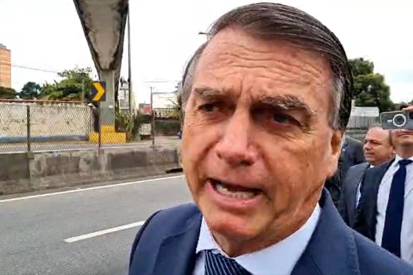 Jair Bolsonaro participa de motociata em Resende, no Rio de Janeiro