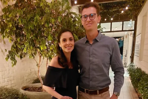 Imagem colorida de procurador ao lado de esposa. Metrópoles