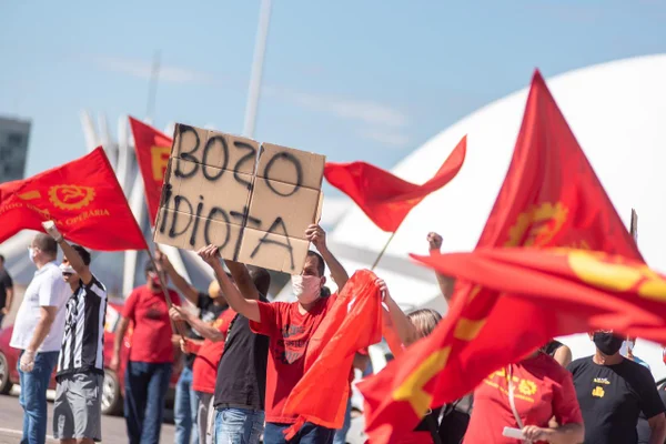 Grupos pró e contra Bolsonaro batem boca na Esplanada. Veja fotos e vídeos