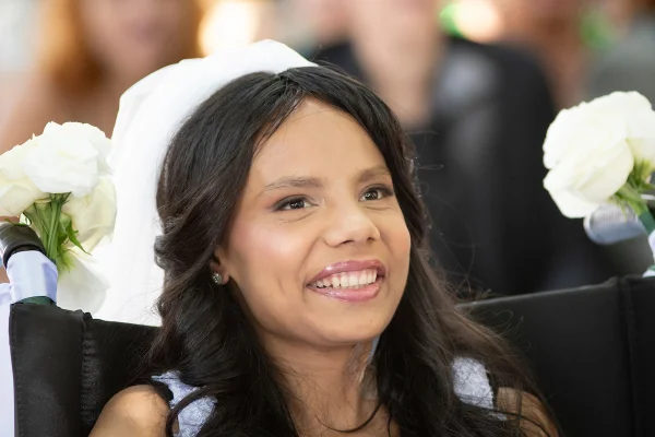 Paciente com câncer que realizou sonho de se casar morre aos 27 anos