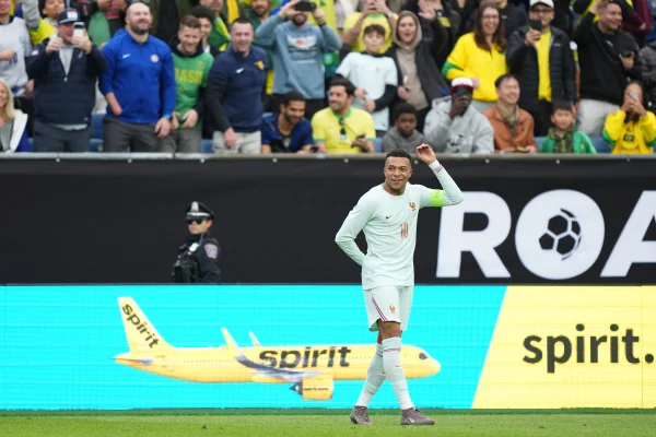 Foto colorida de Mbappé - Metrópoles