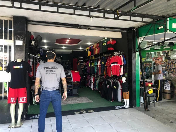operação da polícia combate venda de produtos piratas pela milícia