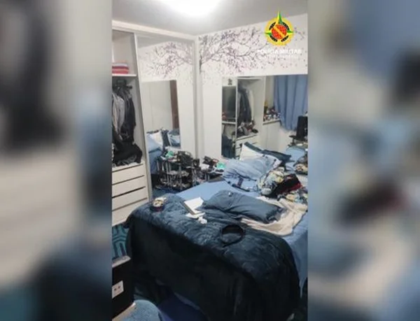 Imagem colorida de quarto de suspeito que foi preso por tentar fazer sexo oral