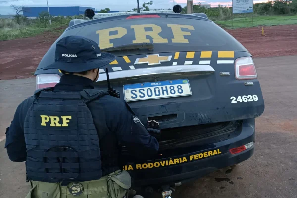 Homem mata mulher em motel, foge para ver o mar e é preso pela PRF