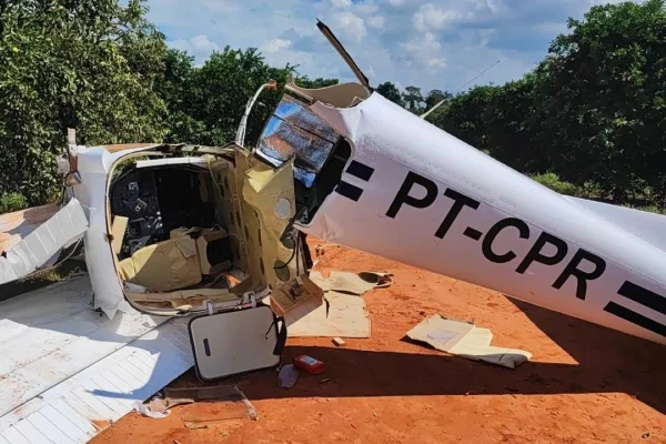 Imagem colorida mostra avião que partiu ao meio com drogas dentro - Metrópoles
