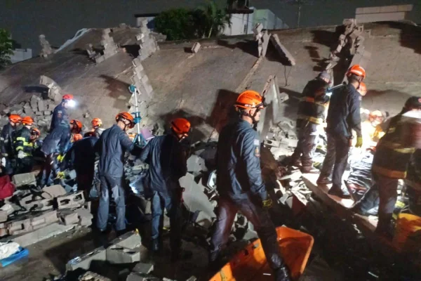 Prédio desaba sobre casa e deixa ao menos uma pessoa morta em São Paulo