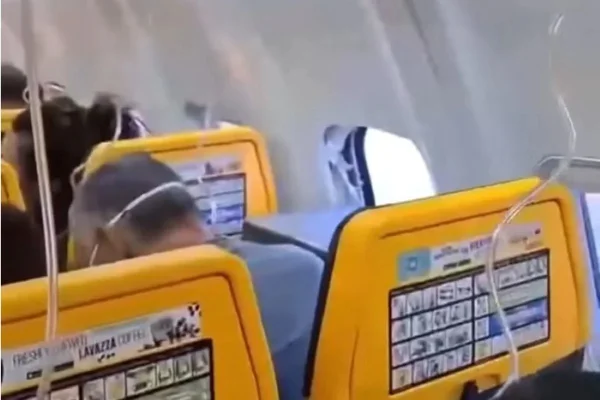 Janela de avião da Ryanair estourou durante voo