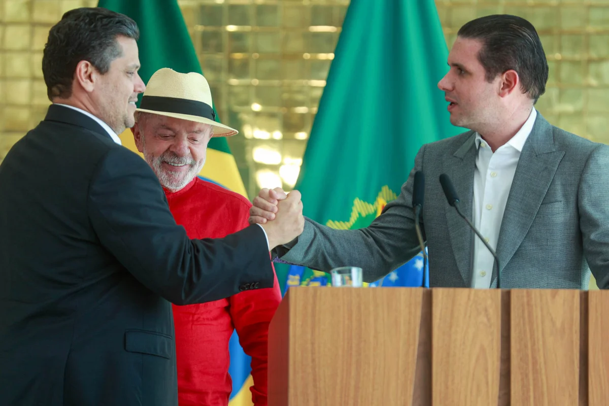 Taxa das blusinhas: Motta anuncia avanço na comissão após reunião com Lula - imagem 1 Taxa das blusinhas: Motta anuncia avanço na comissão após reunião com Lula - imagem 1