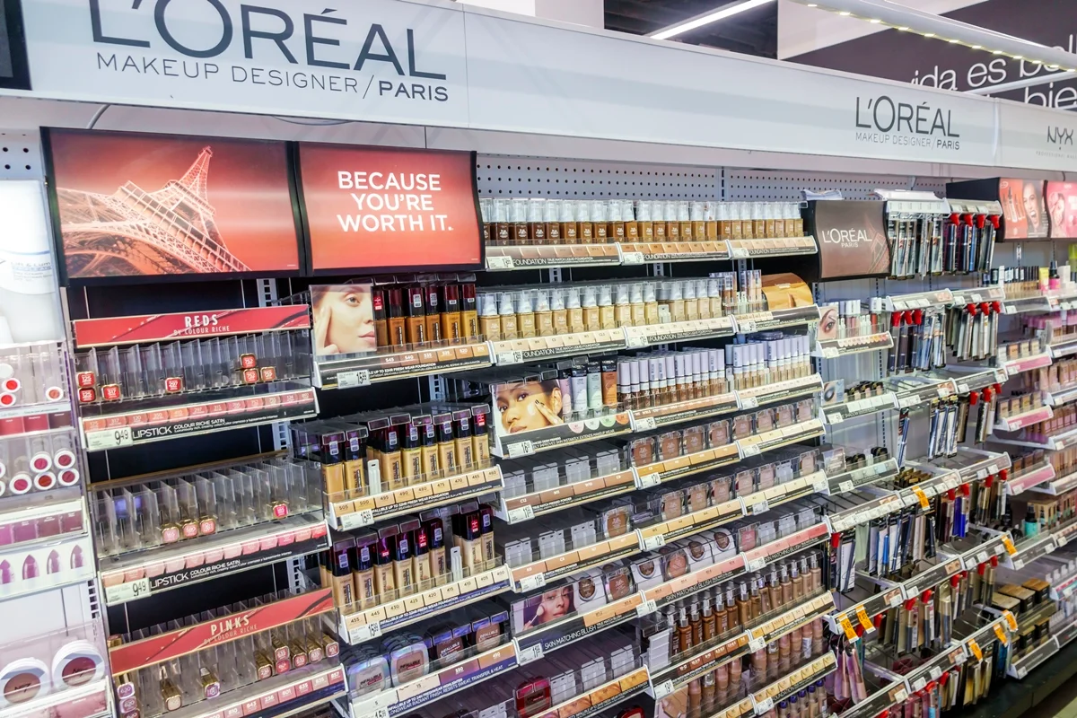 Produtos de farmácia mais baratos e "dupes" têm sido sucesso de vendas Produtos de farmácia mais baratos e "dupes" têm sido sucesso de vendas