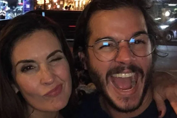 Foto colorida de Túlio Gadêlha e Fátima Bernardes se abraçando - Metrópoles