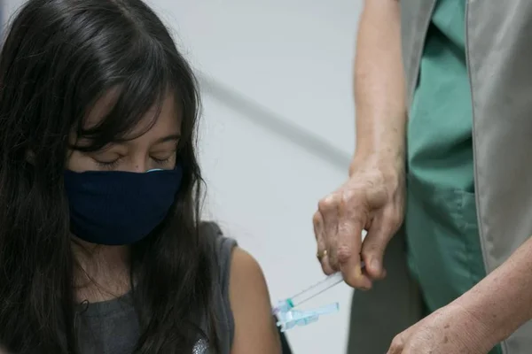 Veja quem pode se vacinar neste sábado (5/2) em SP, RJ, GO, AM e PR