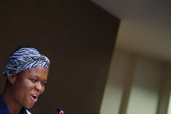 Haitiana cega recebe carteira da OAB-DF e diz: “Meu sonho é ser juíza”