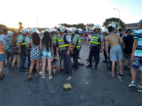 Raparigueiros: ladrão foge com celular, tropeça e bate cabeça no chão