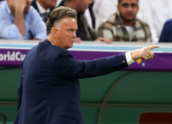 Imagem colorida de Louis van Gaal com o braço estendido - Metrópoles