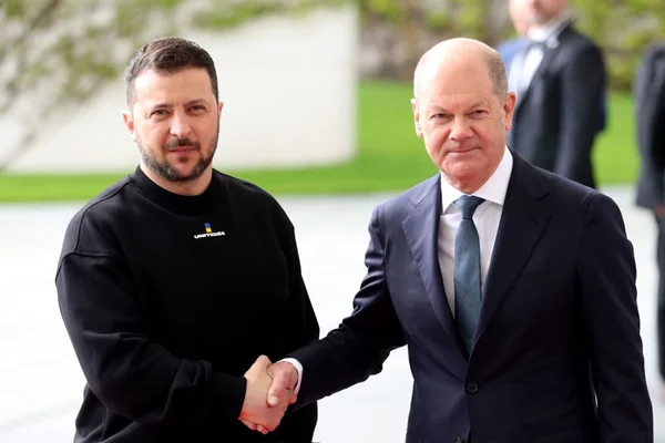 Imagem colorida mostra o presidente ucraniano Volodymyr Zelensky (E) é recebido por Olaf Scholz (D), o chanceler alemão - Metrópoles