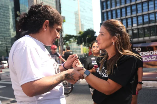 Ana Oliveira e a mãe de Tainara - Caminhada contra o Feminicídio na Avenida Paulista em São Paulo, neste domingo, 08 de Março de 2026. O ato, organizado pela Deputada federal Renata Abreu (Podemos-SP) em parceria com a vereadora Ana Carolina Oliveira (Podemos-SP). - Metrópoles
