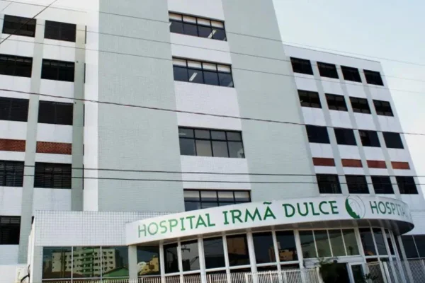Mulher ficou em estado crítico por três dias no Hospital Irmã Dulce após ser incendiada pelo companheiro e não resistiu. Agressor foi preso - Metrópoles