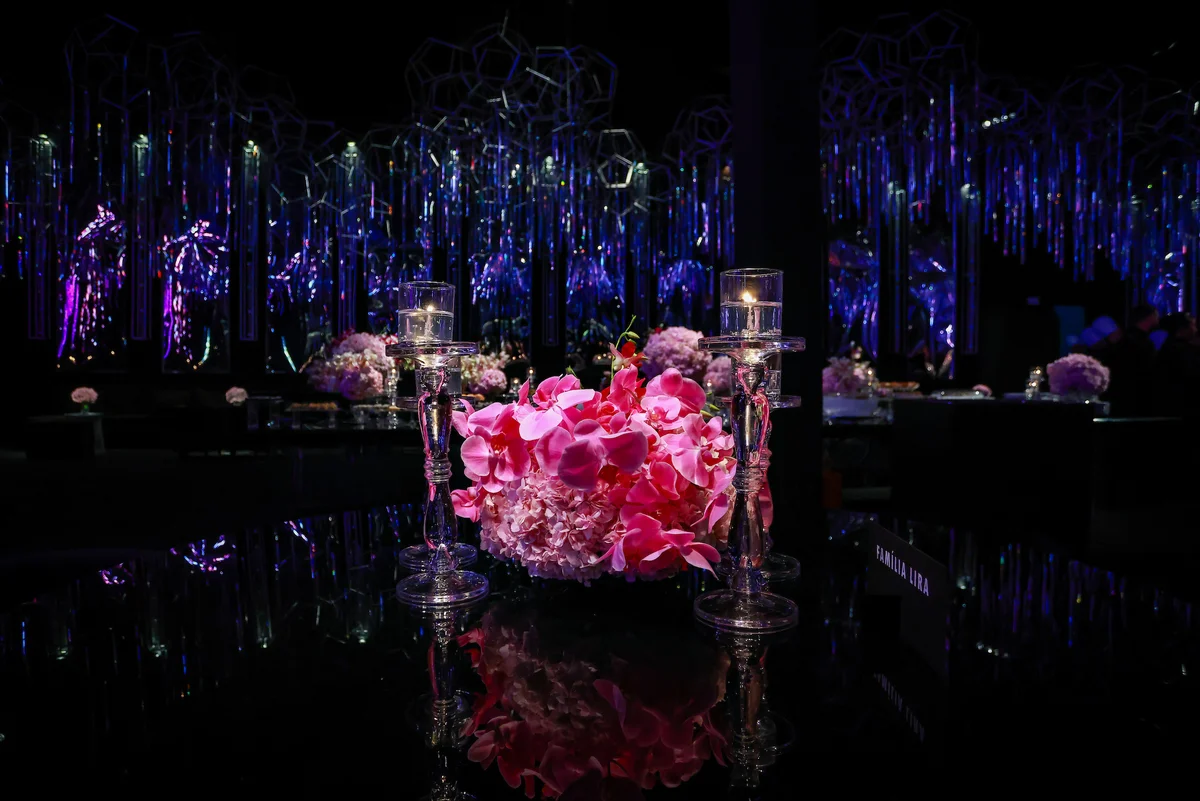 Decoração apostou em hortênsias e orquídeas em tons de vermelho e rosa Decoração apostou em hortênsias e orquídeas em tons de vermelho e rosa