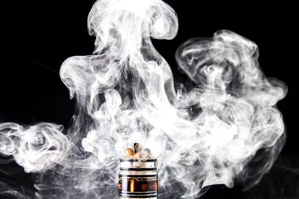 Apesar de proibido no Brasil, consumo de cigarro eletrônico aumenta